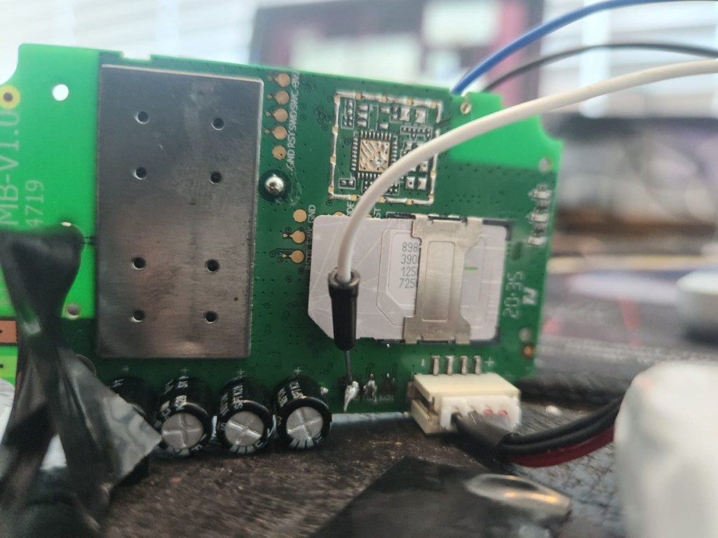 GT71 SWD debug header and pads near the SIM slot